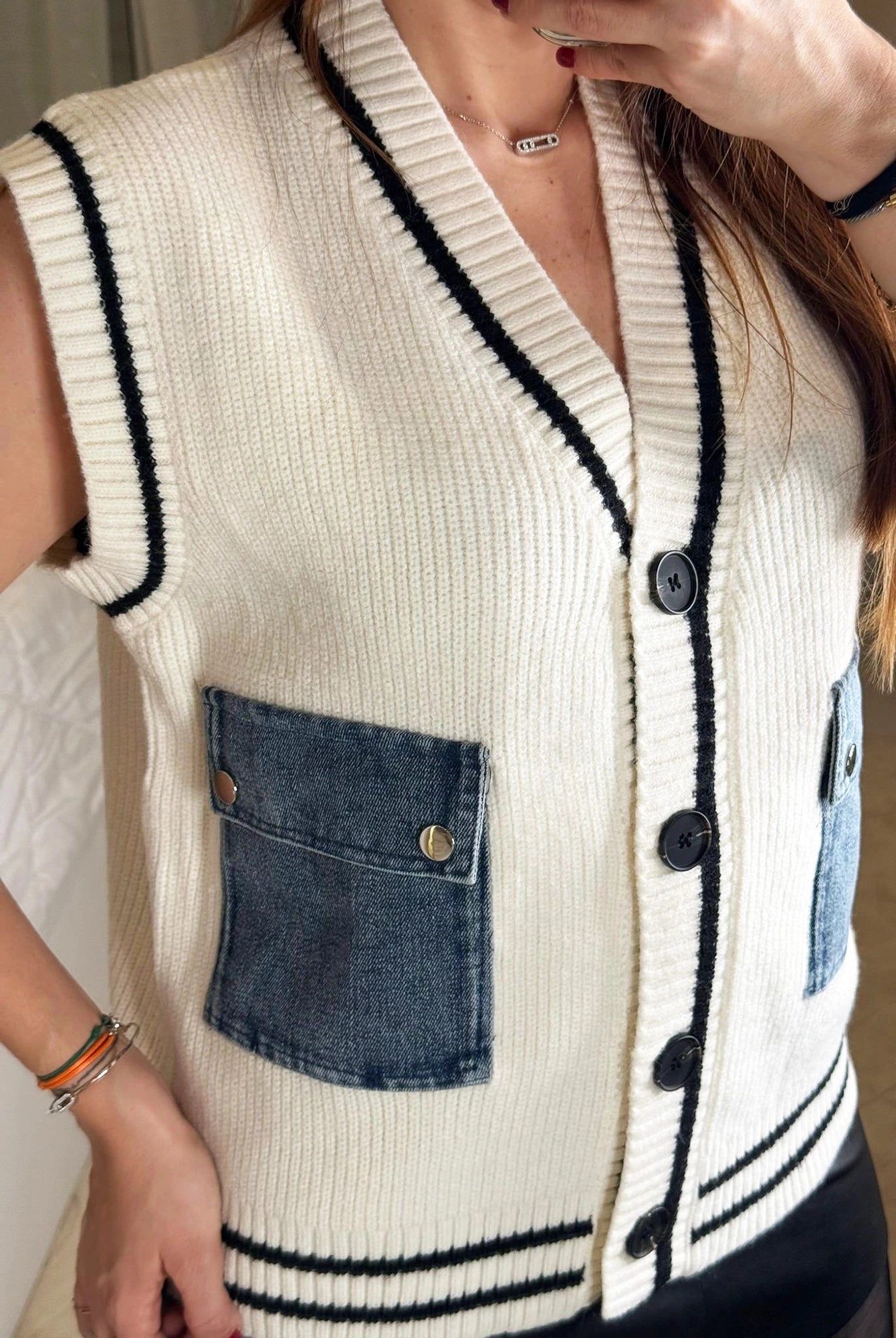 Kelly - Gilet Sans Manches Blanc Bi-Matière Poches Jean - Style Preppy College Femme
