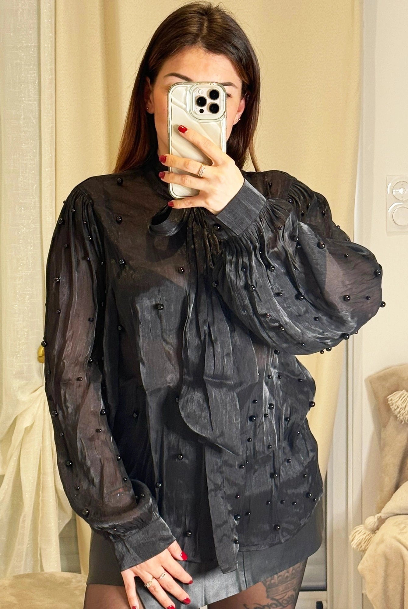 Élise - Blouse Voile Noir et Perles avec Manches Ballon et Nœud Col Femme