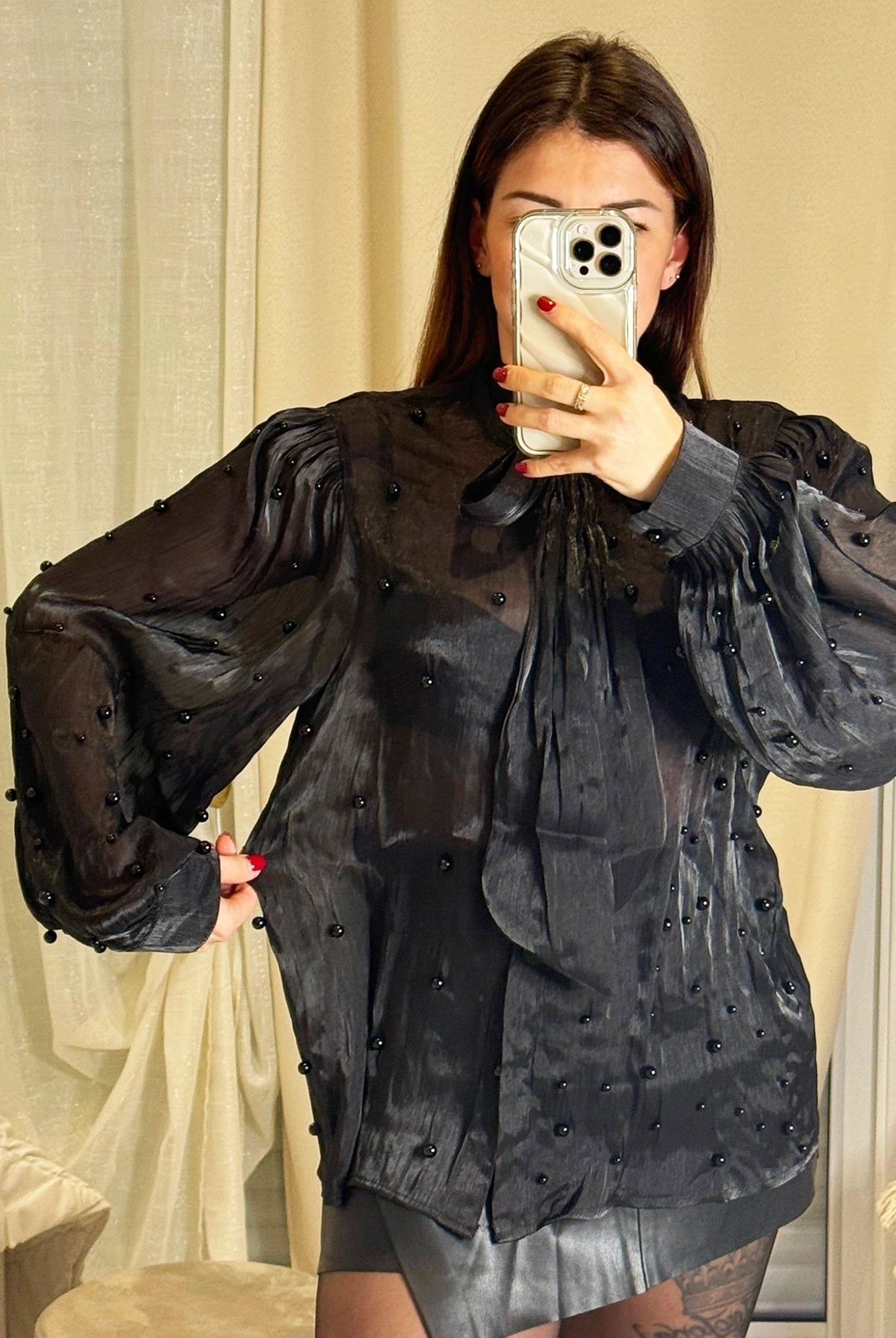 Élise - Blouse Voile Noir et Perles avec Manches Ballon et Nœud Col Femme