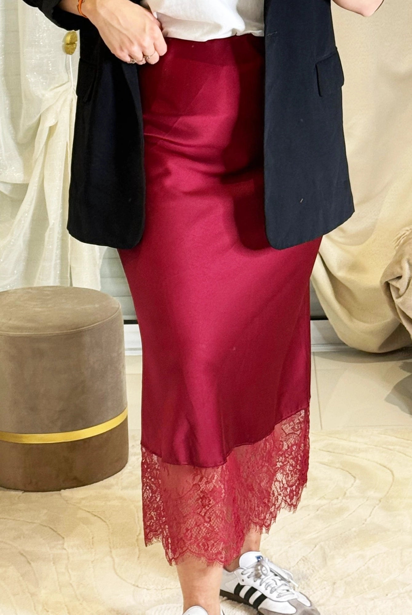 Julia - Jupe Midi Satin Bordeaux - Finition Dentelle