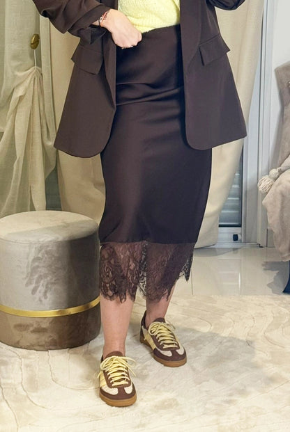 Julia - Jupe Midi Satin Chocolat - Finition Dentelle