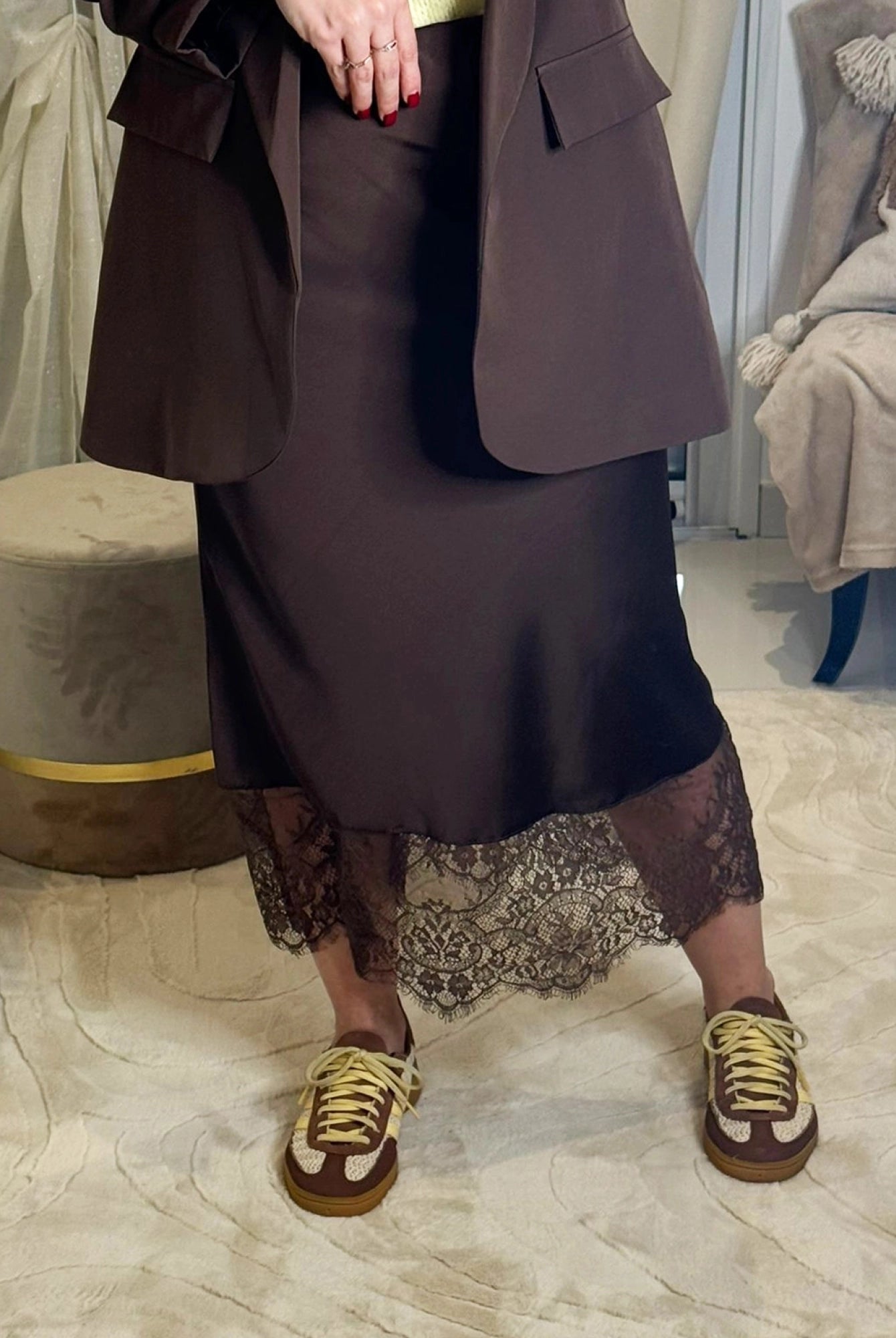 Julia - Jupe Midi Satin Chocolat - Finition Dentelle